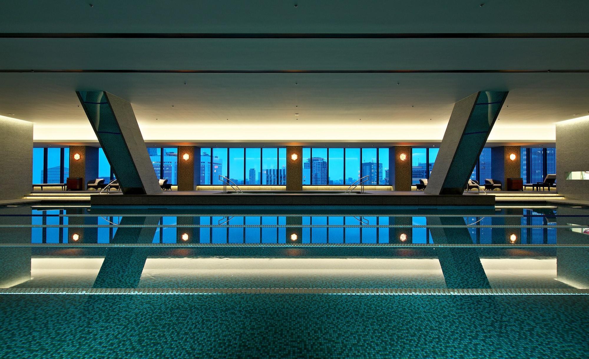 The Okura Tokyo Otel Dış mekan fotoğraf The pool at the Ritz-Carlton, Osaka